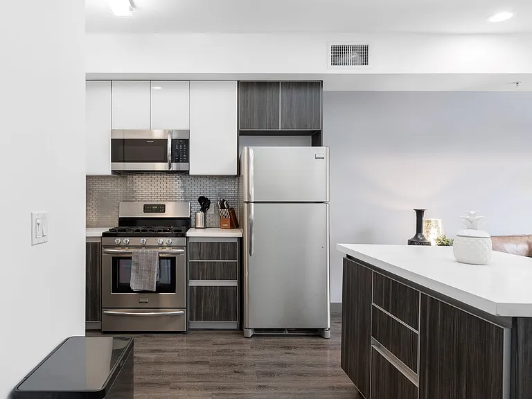 545 N Kenmore Ave — Photo 13