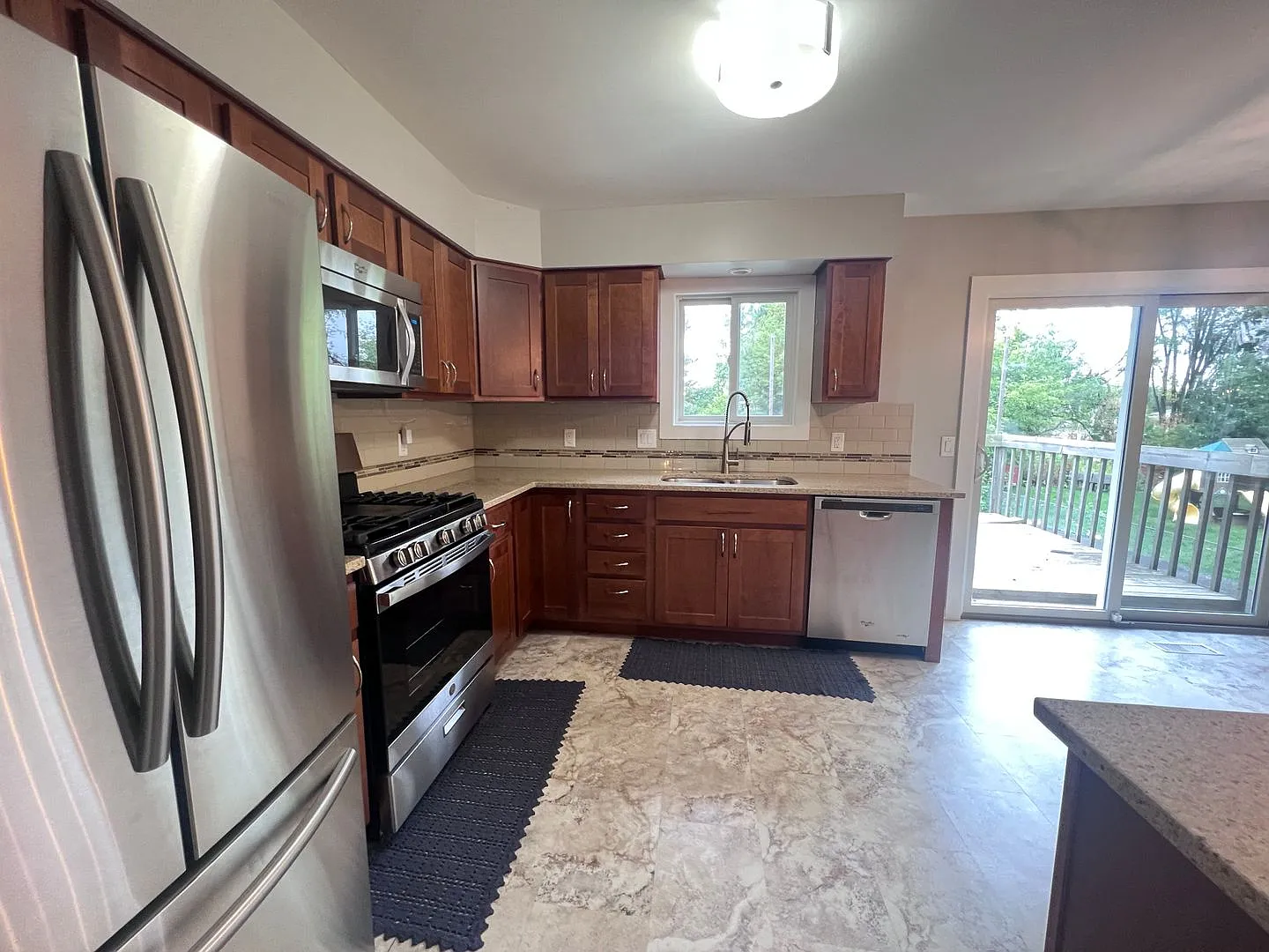 Adorable 4 Bedroom, 2 Full Bathroom Home! Forest Hills! — Photo 2
