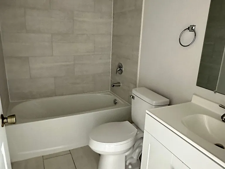 606 SE 8th St #606 — Photo 9
