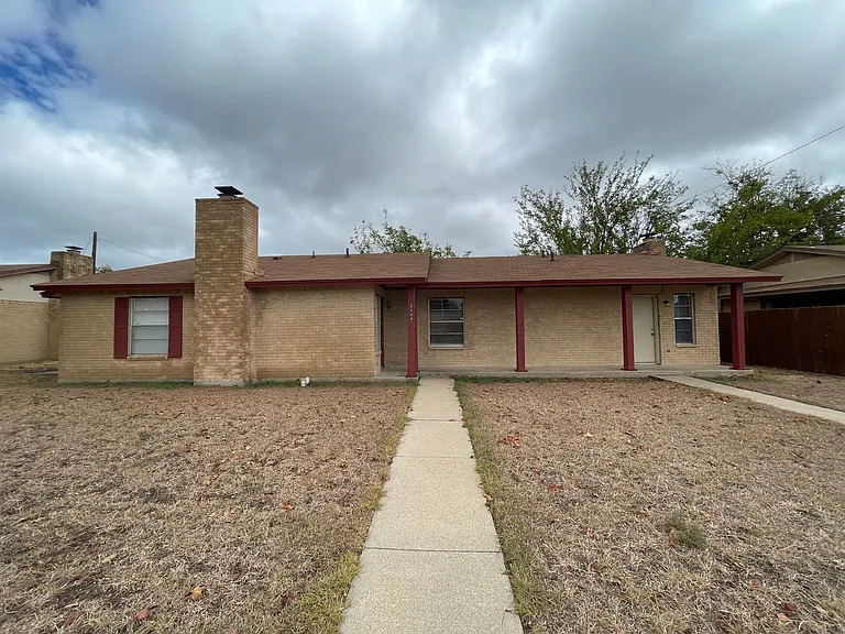 2208 Hunt Dr — Photo 1