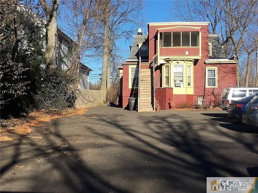 2 bed, 1.0 bath, 9999 sqft, $2,200 — Photo 2