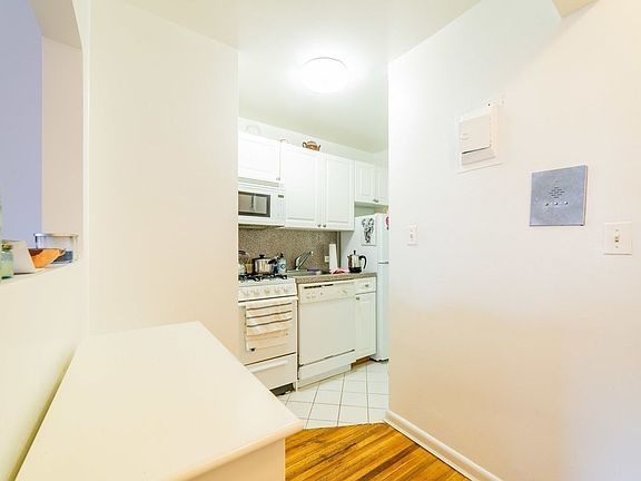 4th image of 37 W 71st St #4S
