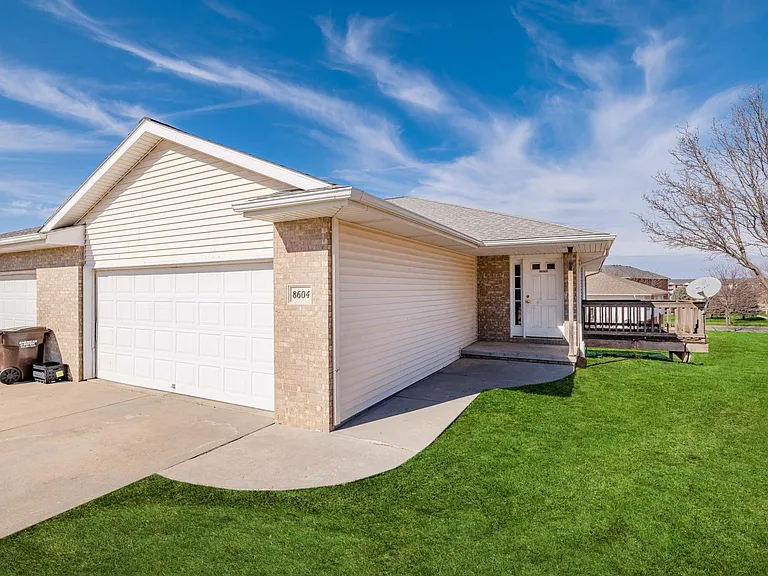 8604 Delphinium Ln — Photo 35