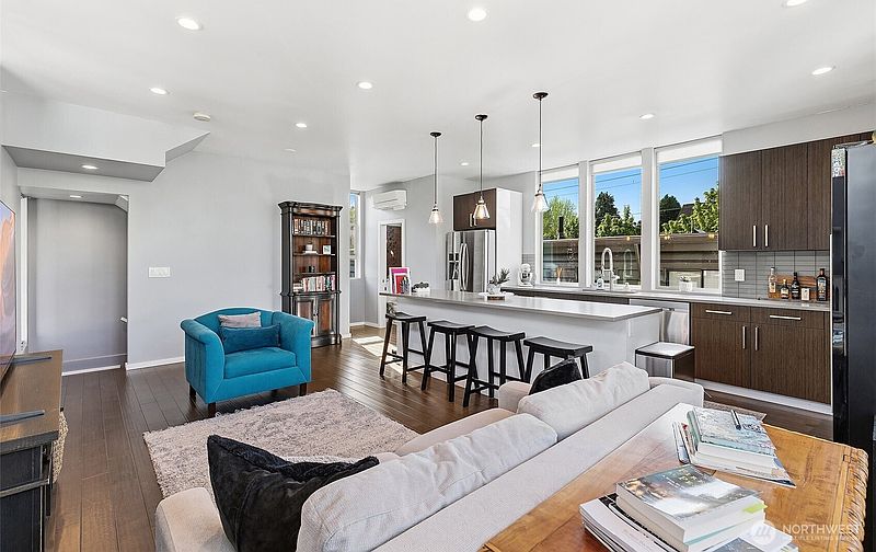 4th image of 5953 Fauntleroy Way SW #D