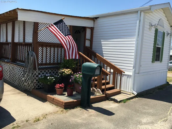 51 Lincoln Avenue, Holbrook, NY 11741