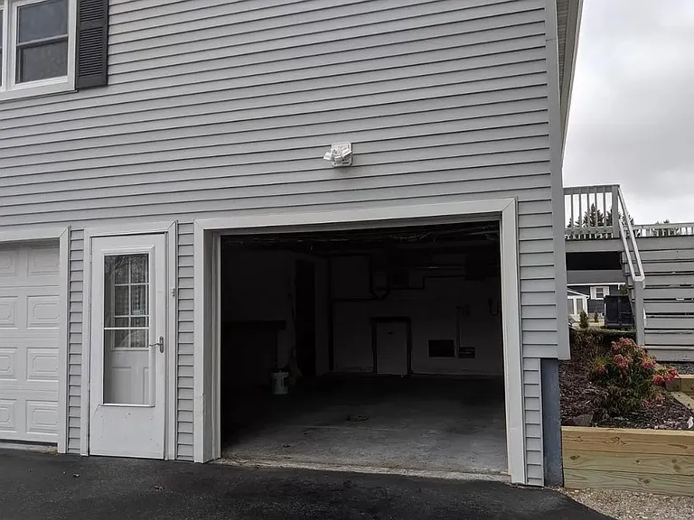 144 Bancroft St — Photo 2