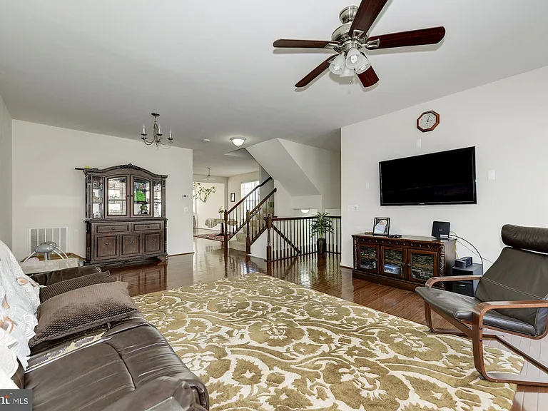 22677 Flowing Spring Sq — Photo 4