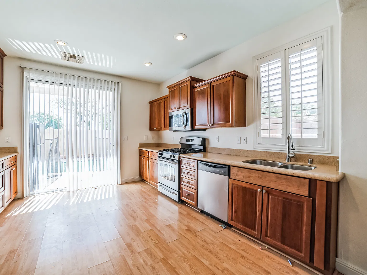 3 bed, 2.5 bath, 1737 sqft, $2,600 — Photo 4