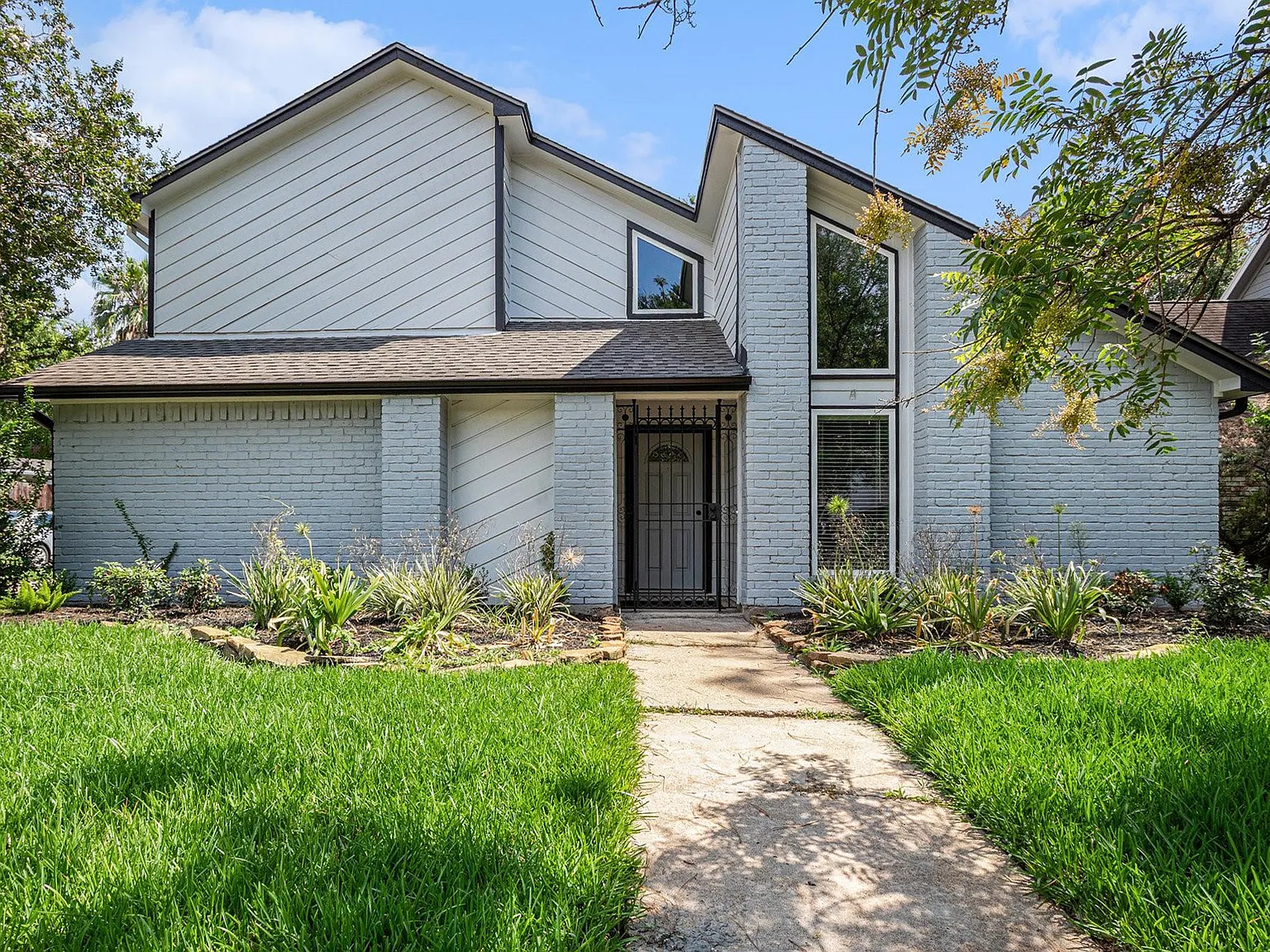 4 bed, 2.5 bath, 2194 sqft, $2,700 — Photo 1