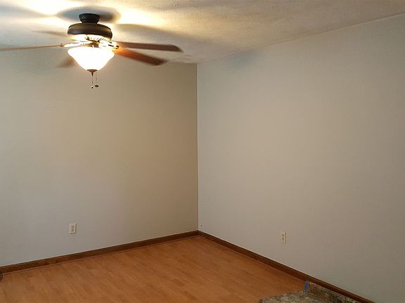3rd image of 818 Valerie Ln
