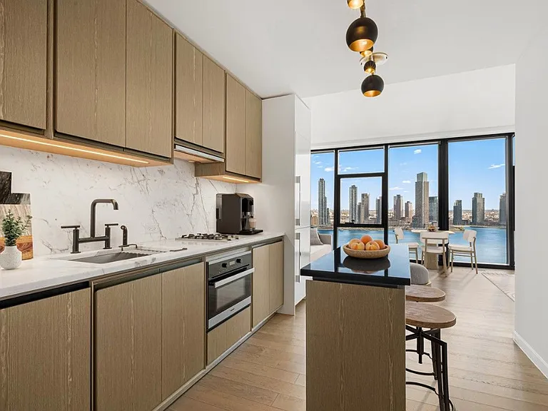626 1st Ave #W38H — Photo 2