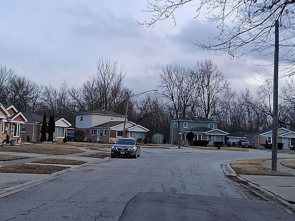 4th image of 719 E 155th Ct