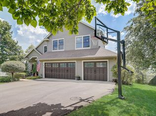 2345 Fawn Hill Ct, Chanhassen, MN 55317