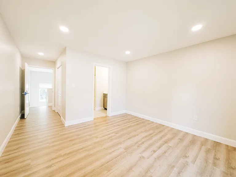 208 E 16th St — Photo 13