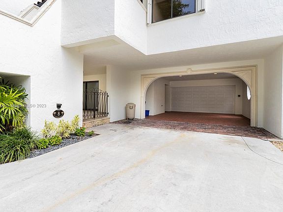 2nd image of 2000 S Bayshore Dr APT 8