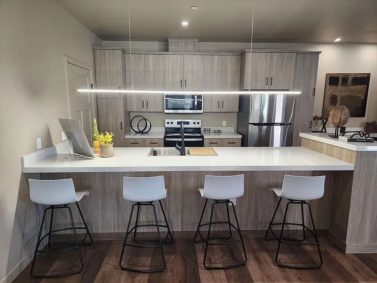 Vantage Pointe East — Photo 17