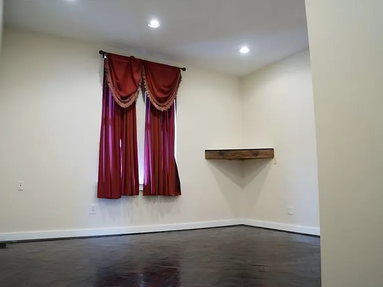 615 E Elm St — Photo 19