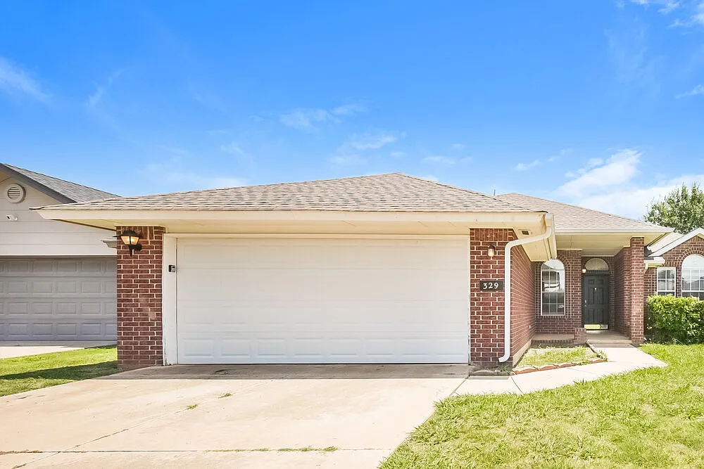 4 bed, 2.0 bath, 1931 sqft, $1,750 — Photo 1