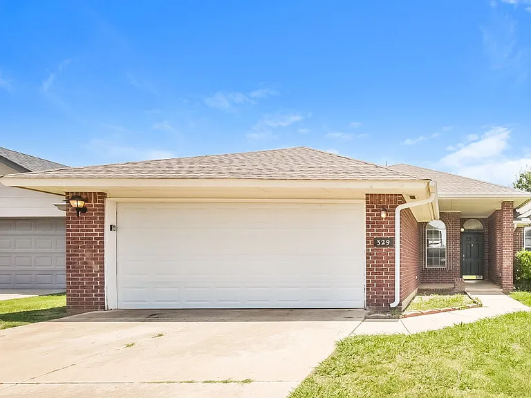 329 Ridge Bluff Dr — Photo 1