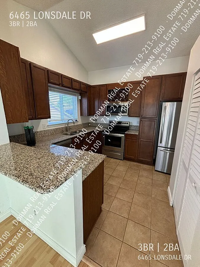 3 bed, 2 bath home, 2 car garage on east side, New carpet! — Photo 4