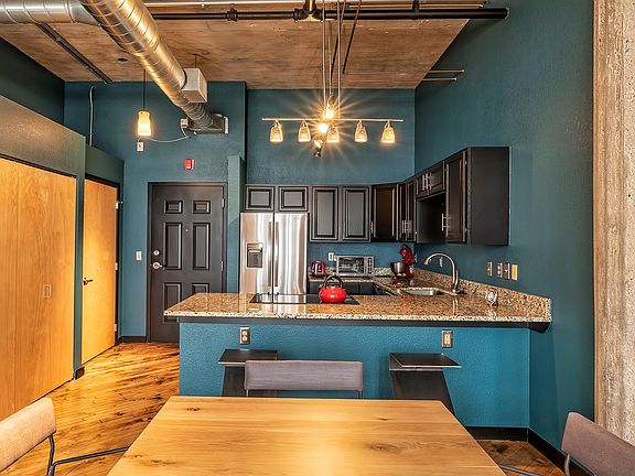 4th image of 2029 Wyandotte St APT 405