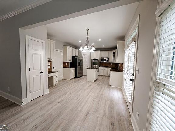 4th image of 3245 Sparling St