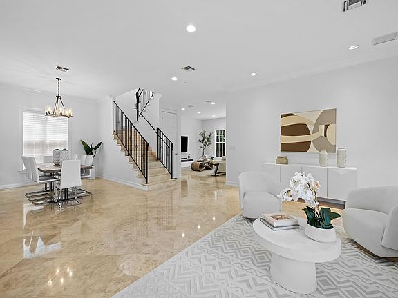 3rd image of 810 SE 5th Court