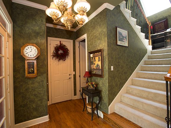 Entryway with Crown Molding
