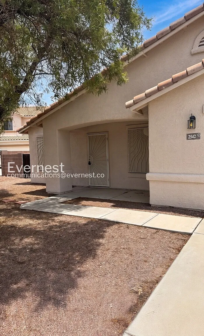 3 bed, 2.0 bath, 1760 sqft, $1,795 — Photo 2
