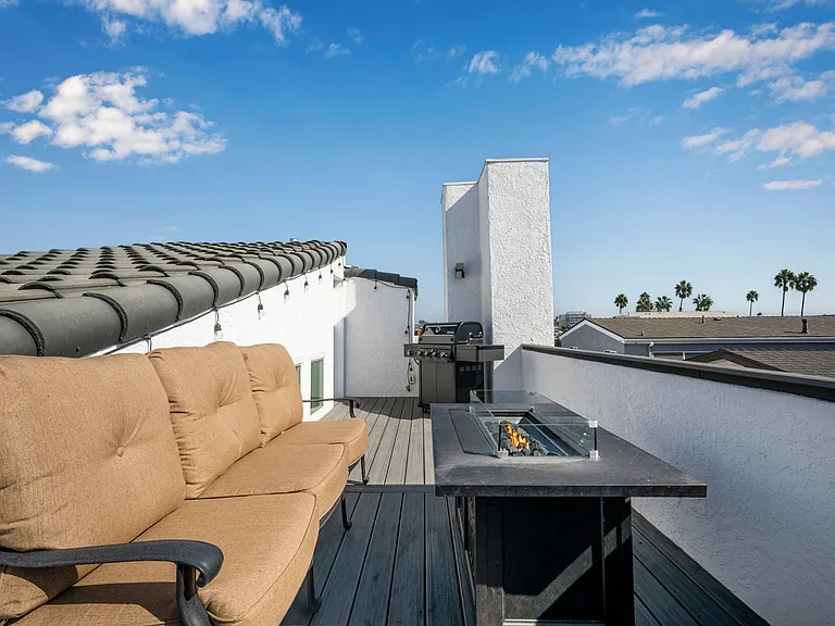 3008 1/2 W Balboa Blvd — Photo 2