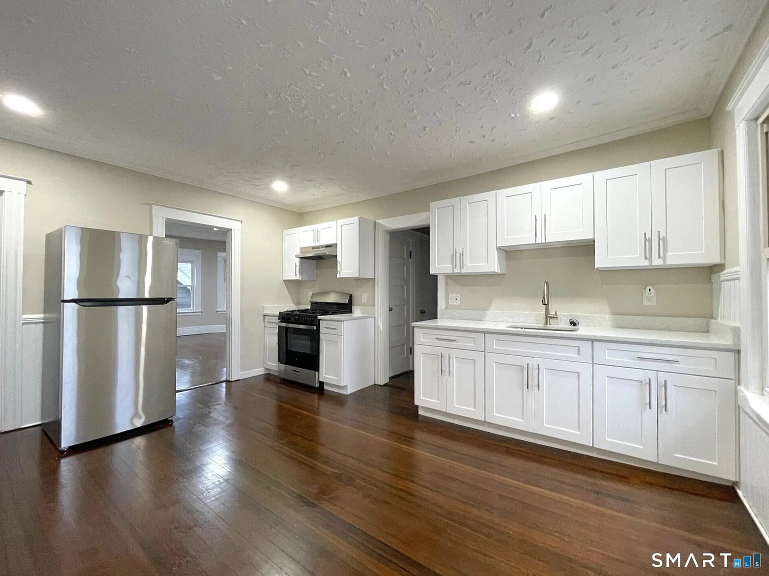 3 bed, 1.0 bath, 1024 sqft, $1,975 — Photo 2