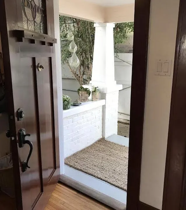 Bungalow entrance