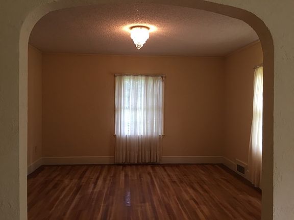 5th image of 601 Watford Ave