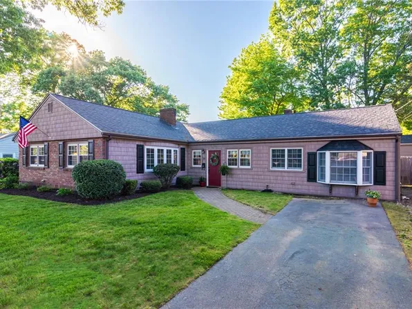 30 Aspinet Dr, Warwick, RI 02888