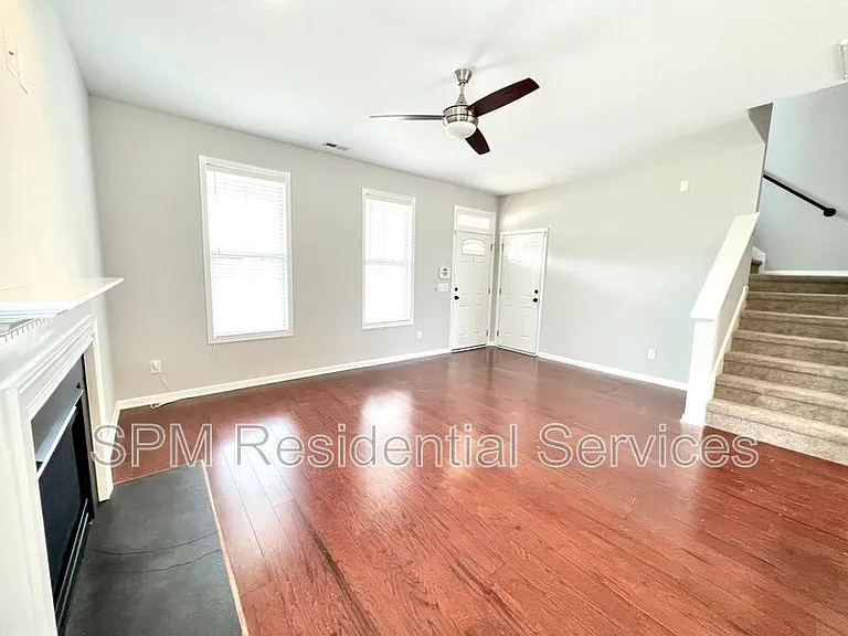 438 Riviera Dr — Photo 3