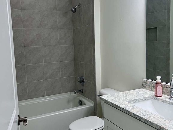 4th image of 67 Barefoot Ln #101