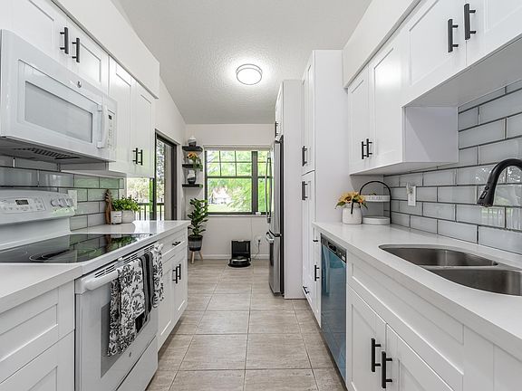5th image of 3206 Black Oak Court #3206