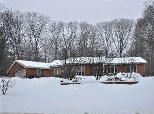51 Beaumont Dr, Melville, NY 11747