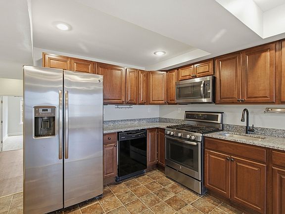 5th image of 1008 W Cross St APT B