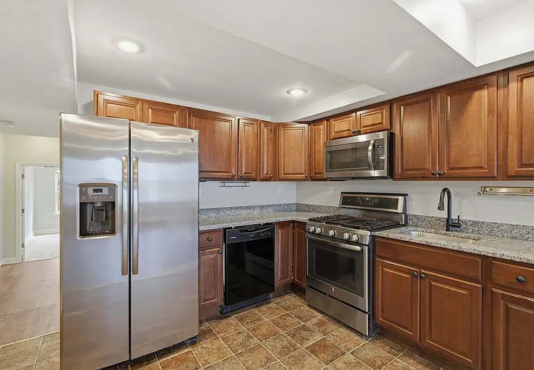 1008 W Cross St #B — Photo 5