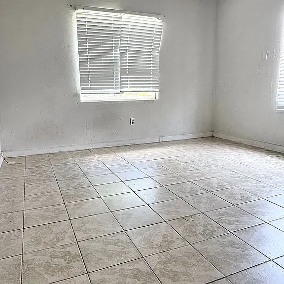 2233 E Magnolia St — Photo 4
