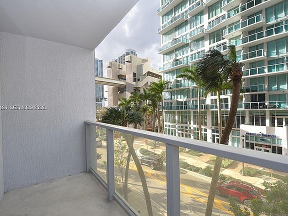 4th image of 31 SE 6th St APT 406