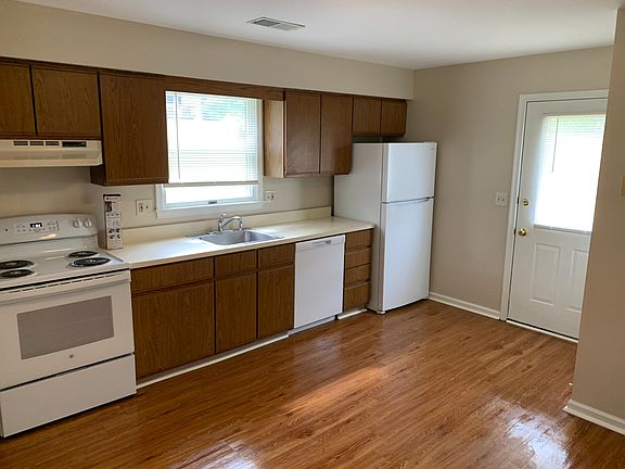 3rd image of 9 Hillcrest Pl