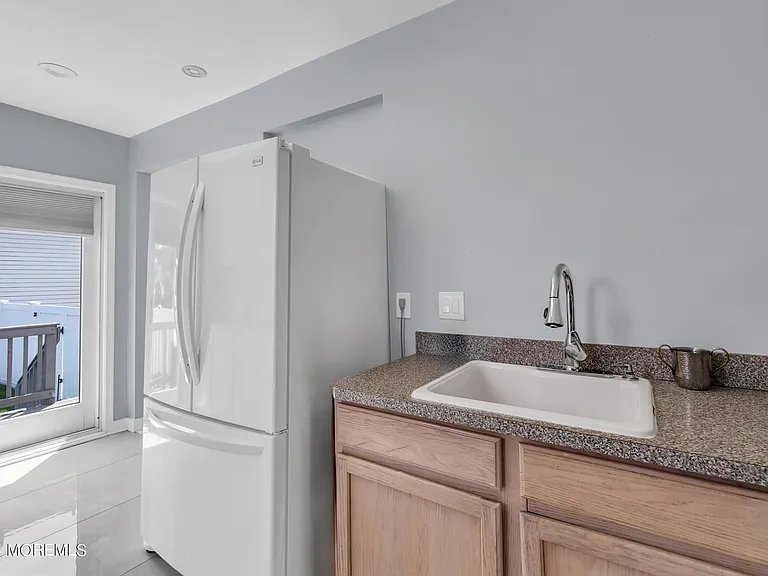 325 Roosevelt Ave — Photo 19