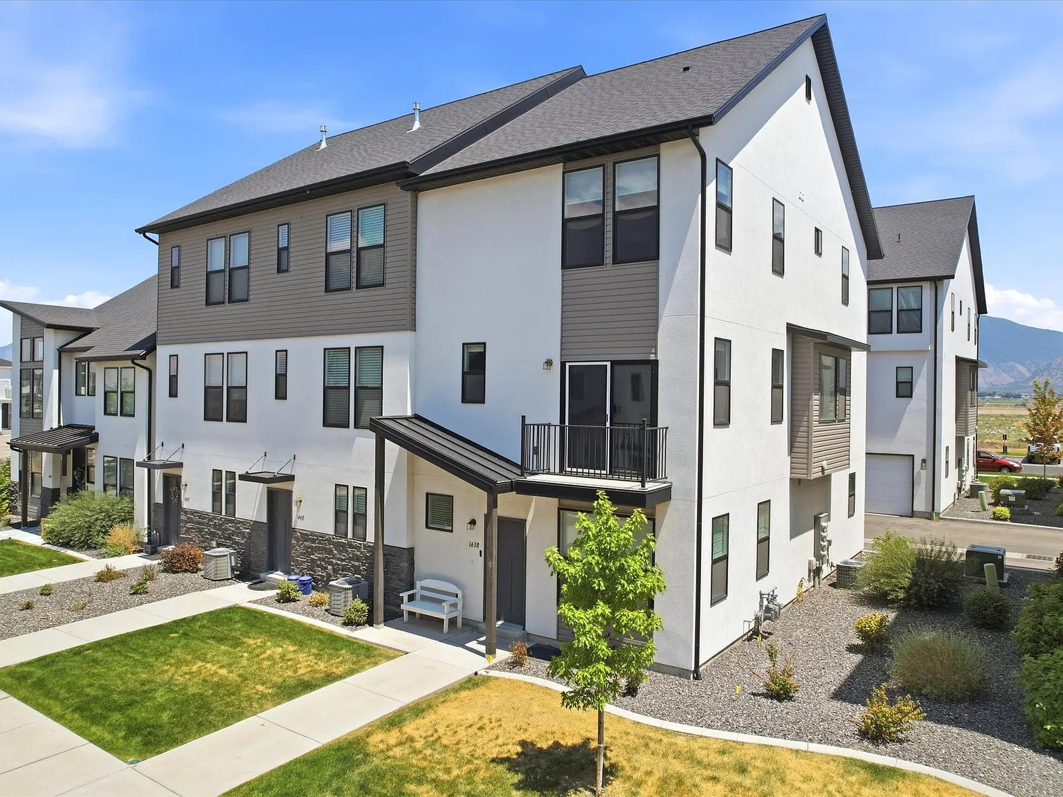 5 bed, 2090 sqft, $2,400 — Photo 3