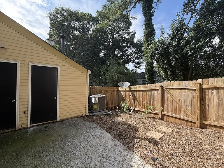 208 Wedgewood Way — Photo 16