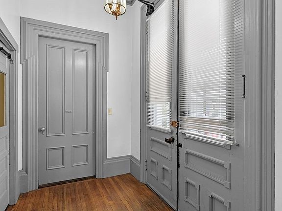 4th image of 39 Washington St