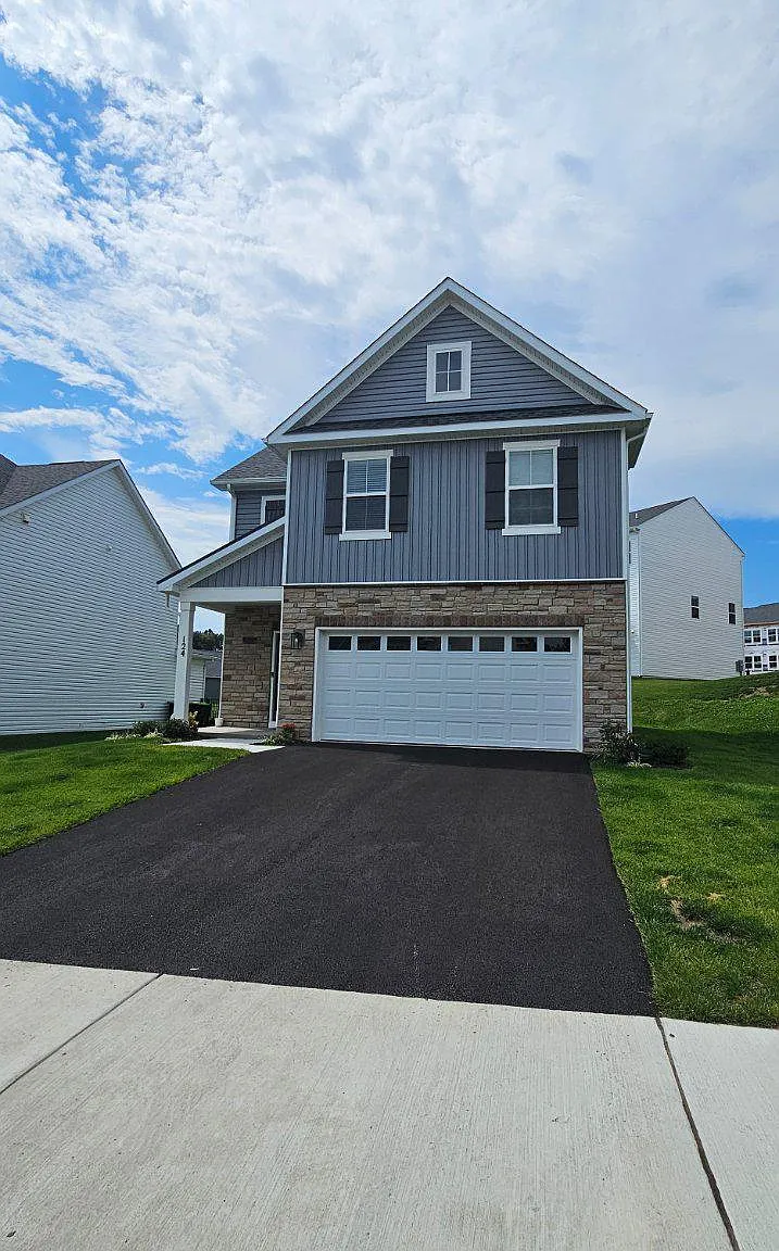 4 bed, 2.5 bath, 2006 sqft, $2,800 — Photo 1