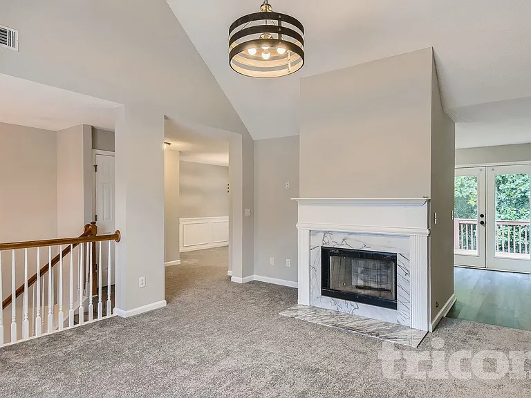 1309 Vine Cir — Photo 2