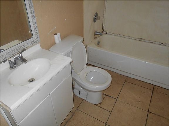 3rd image of 3822 Poinsettia Dr